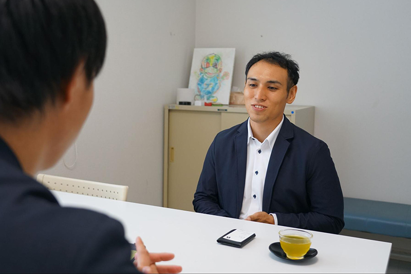 白石担当者へ導入の決め手となった「安心感」について話す吉浦様