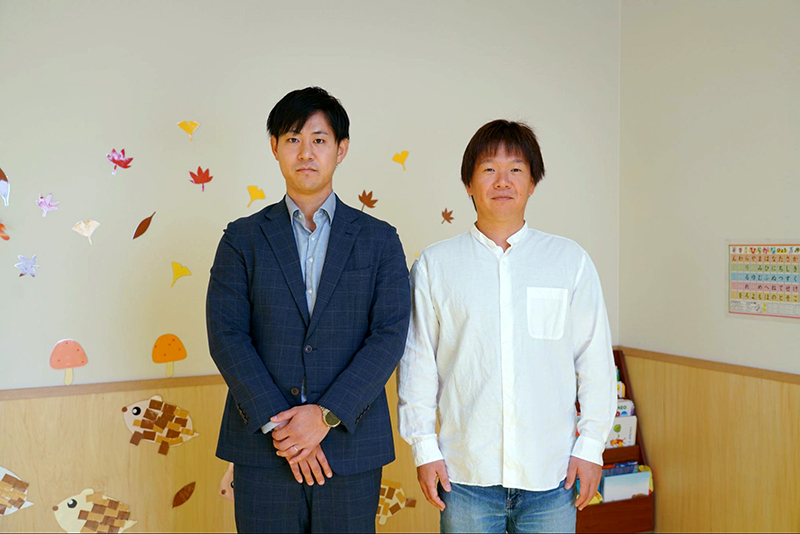 施設内で笑顔を見せるピュアハート合同会社の甲原様と白石担当者