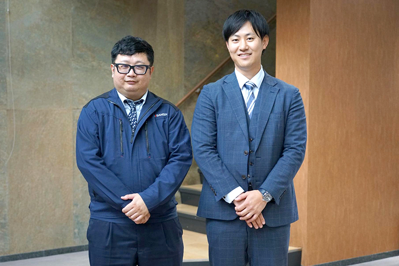 三信産業株式会社の佐藤様と株式会社白石担当者の記念撮影