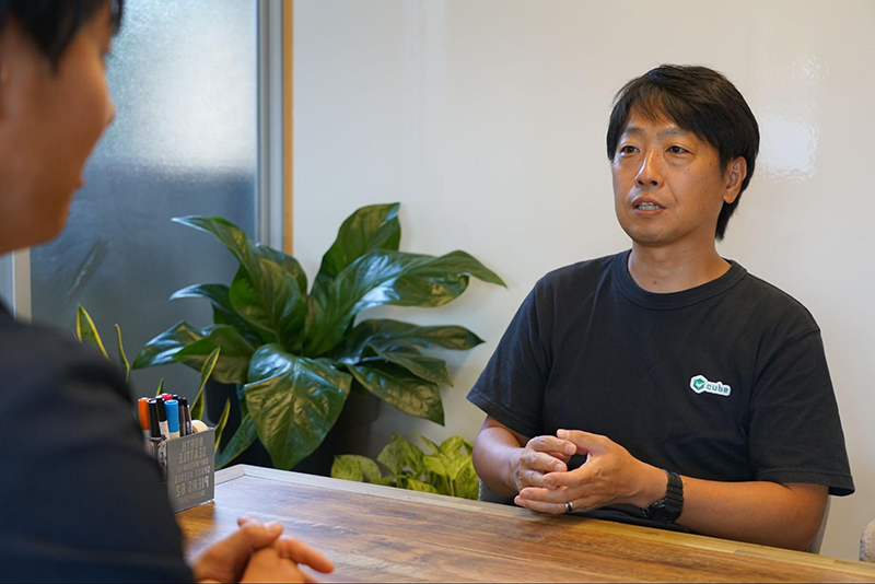 リラックスした表情でインタビューに答える足達暁様