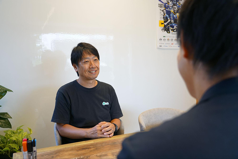 信頼関係について笑顔で語る株式会社cubeの足達様