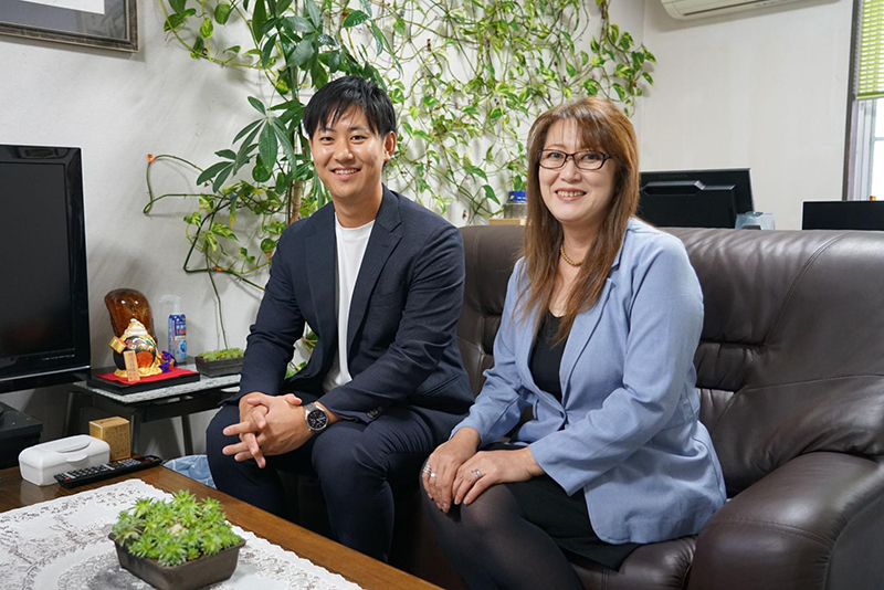 インタビューを終え、リラックスした笑顔を見せる加藤様と白石の担当者