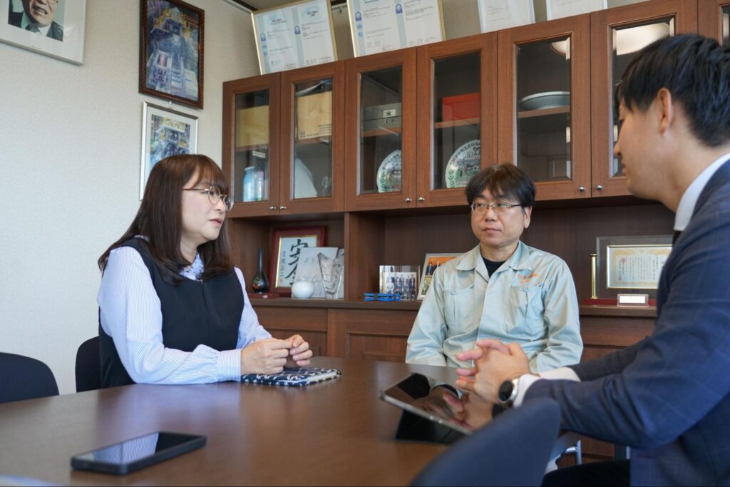 菅原工業株式会社の会議室で行われた導入事例インタビューの様子