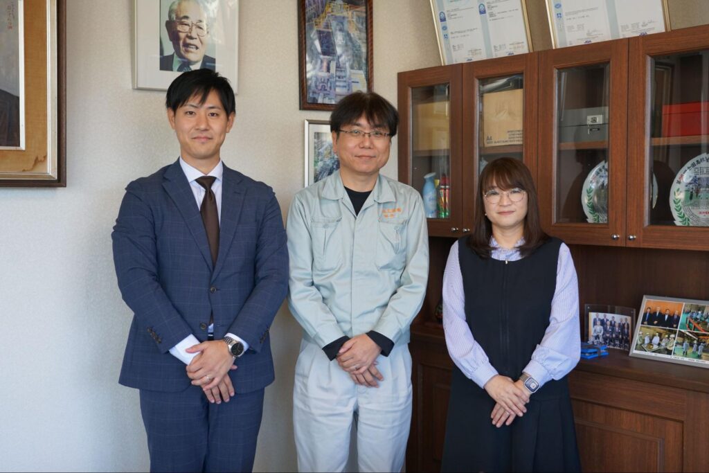 菅原工業株式会社の越原様・橋本様と株式会社白石担当者の記念撮影