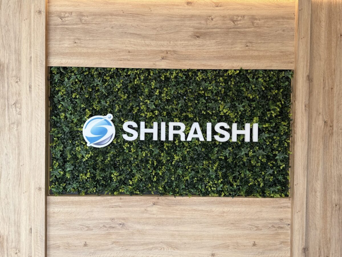 SHIRAISHI事務所入口のロゴ